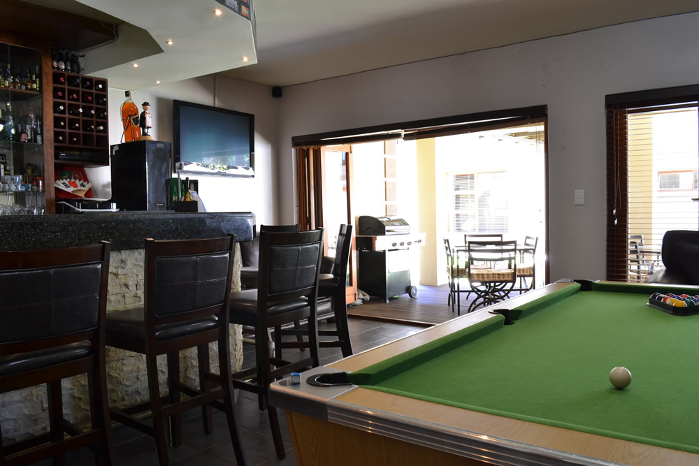 Pub with pool table & Patio | Boa Vida Guesthouse Bloemfontein
